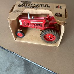 ERTL Farmall 350 Tractor 1/16 Scale