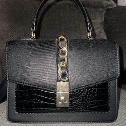 Aldo Black & Gold Handbag – Like New, Elegant & Versatile 