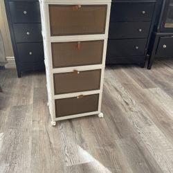 Pequeña Cajonera De Plástico Se Puede Separar Son Cuatro Cajitas