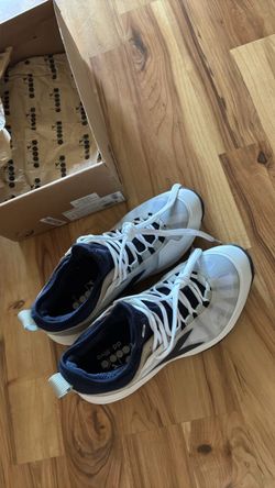 Tennis shoes