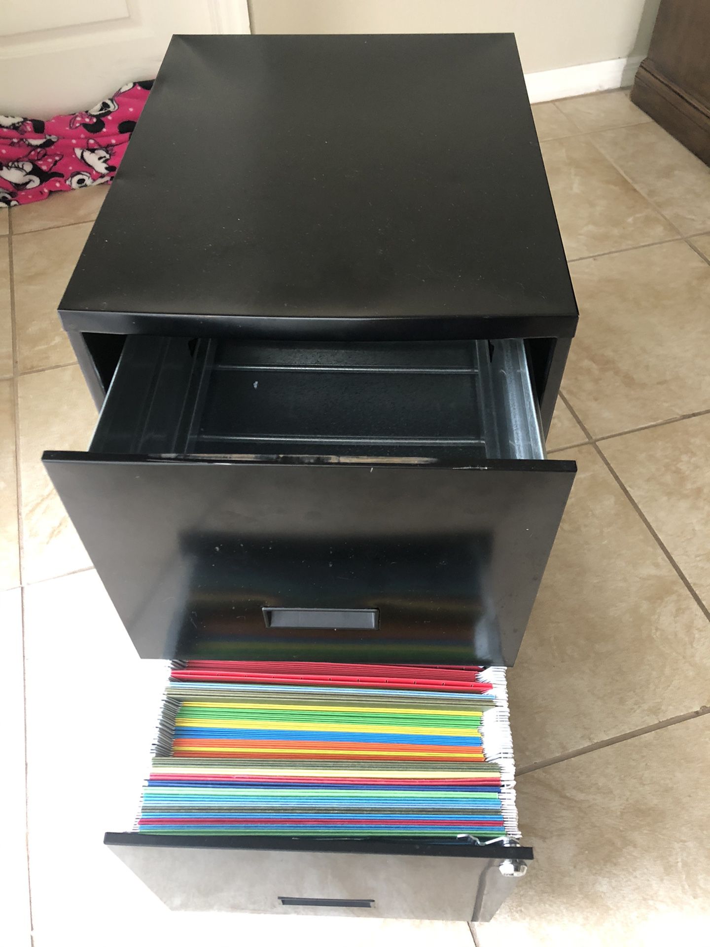Filing cabinet with 40 hanging folders