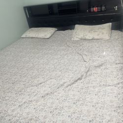 King bed block color without mattress like new $100