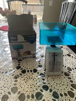 Mini food scale capacity marked in ounces & grams