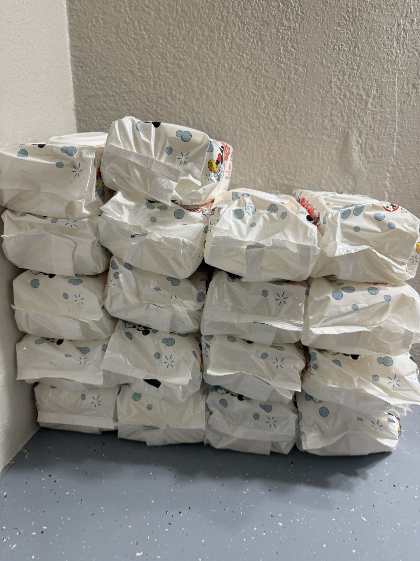 18 Huggies Wipes