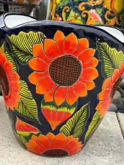 Maceta de Talavera con diseño de tulipán ,Altura 14 pulgadas ,Ancho 14x14 pulgadas ,1x$80 c/una.