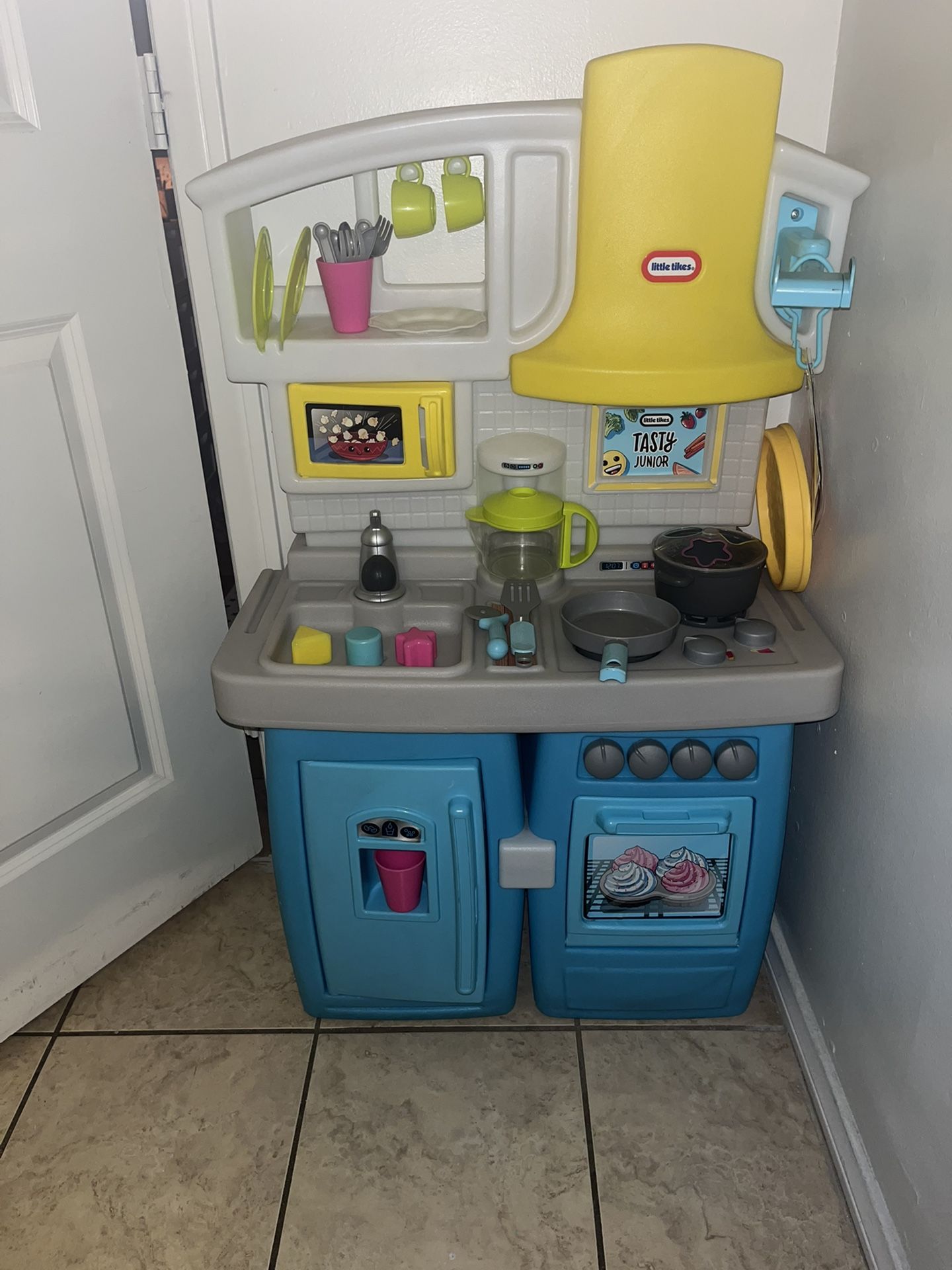 Little Tikes Tasty Junior Kitchen