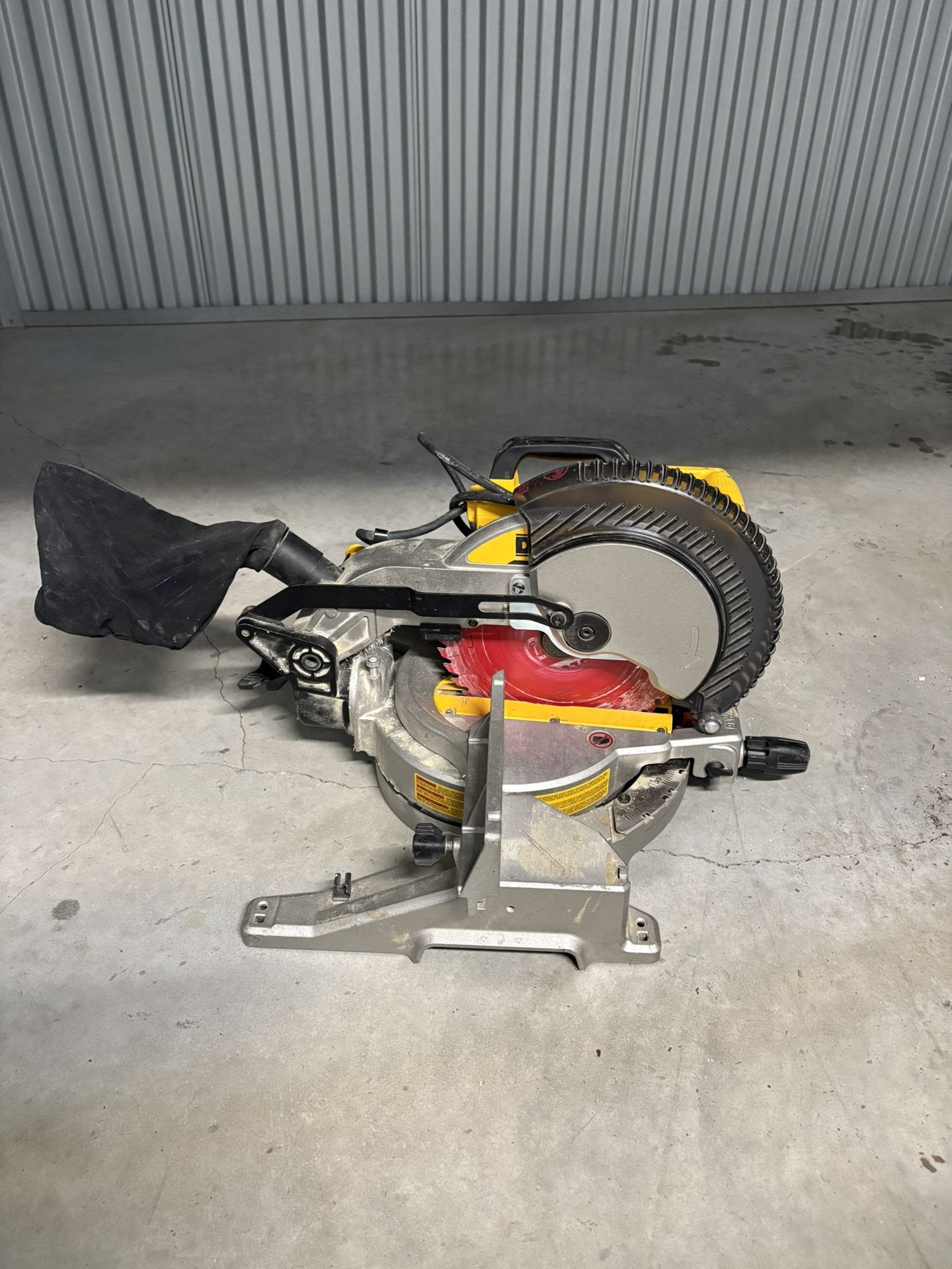 DeWAlT Construction saw