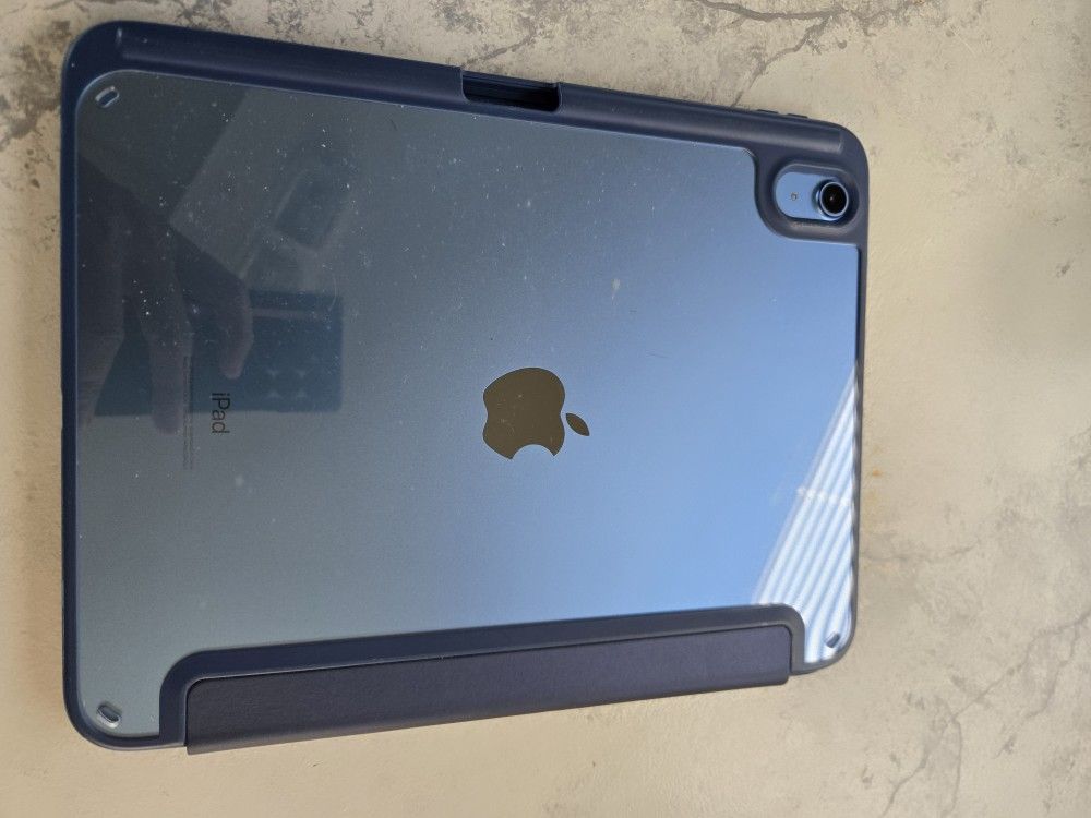 10th Gen IPad Blue Color (Newest Model) In Great Condition