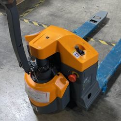 4,400lbs Electric Pallet Jack - Long Run Time - Used