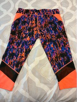 Danskin now Capri Leggings size L