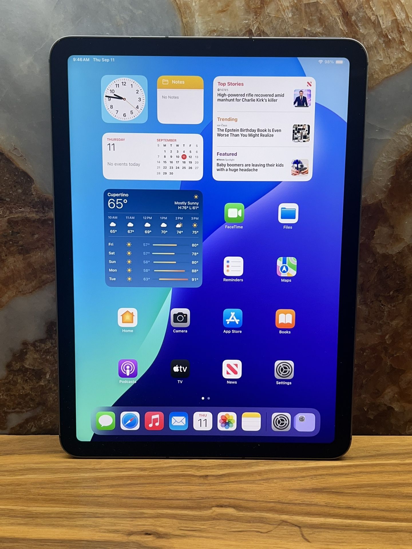 Apple iPad Air 5th Gen. 256GB, 10.9 Gray (Unlocked) A2589 Cellular