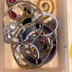 Women’s Jewelry Check Down Below For More 