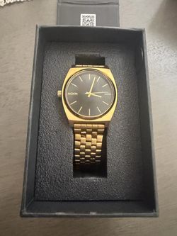 Nixon watch time teller