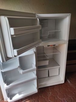 GE top and bottom refrigerator