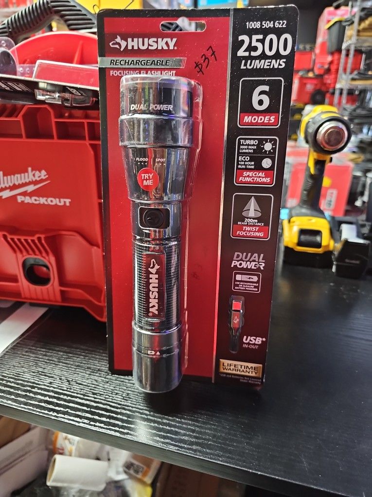 Husky
2500 Lumens Dual Power LED Rechargeable Focusing Flashlight with Rechargeable Battery and USB-C Cable Included