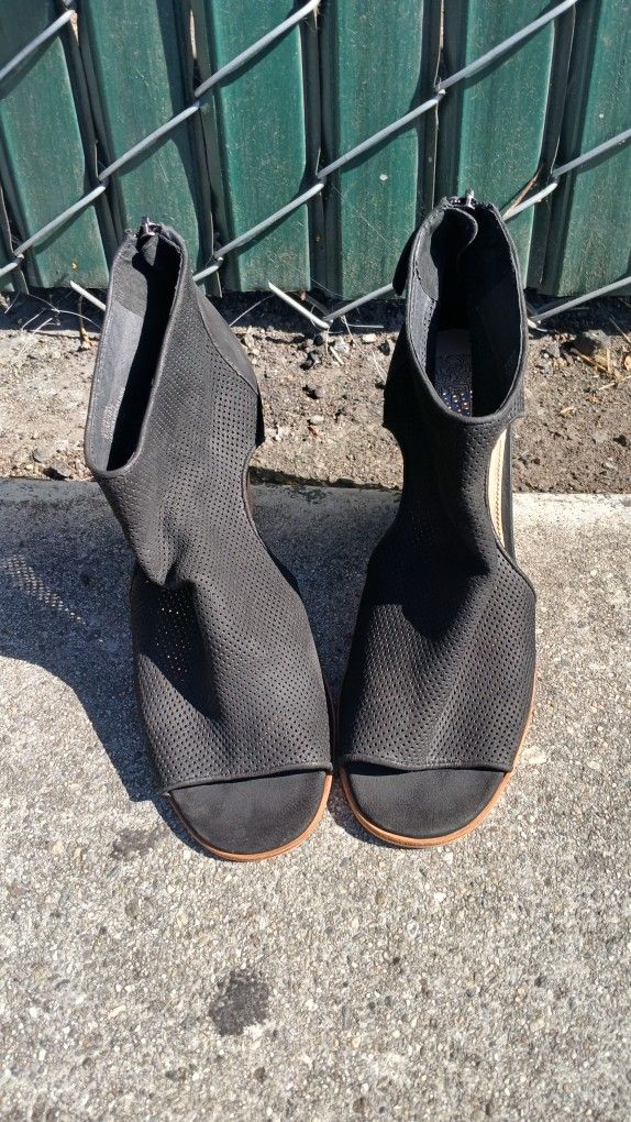 Vince Camuto Bevina Suede Lazer Cut Black Booties Zipper Open Toe Size 8.5