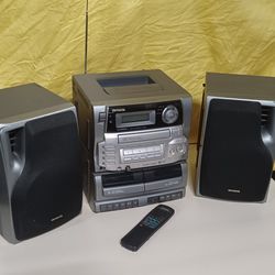 AIWA COMPACT DISC CARRY CONPONENT SYSTEM with Remote 