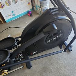 SOLE Elliptical Machine E25