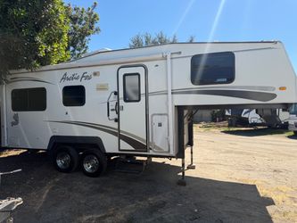 2005 Artic Fox 5th Wheel