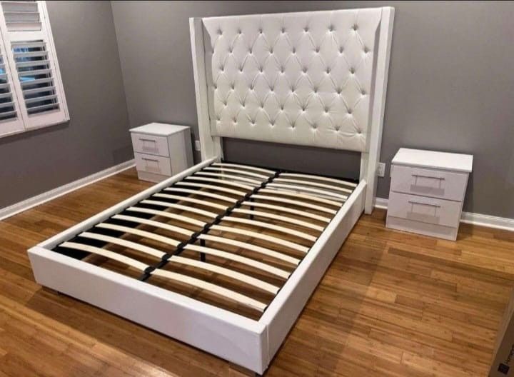 QUEEN SIZE BED AND TWO NIGHTSTANDS ( MATTRESS NOT INCLUDED) 🆕️