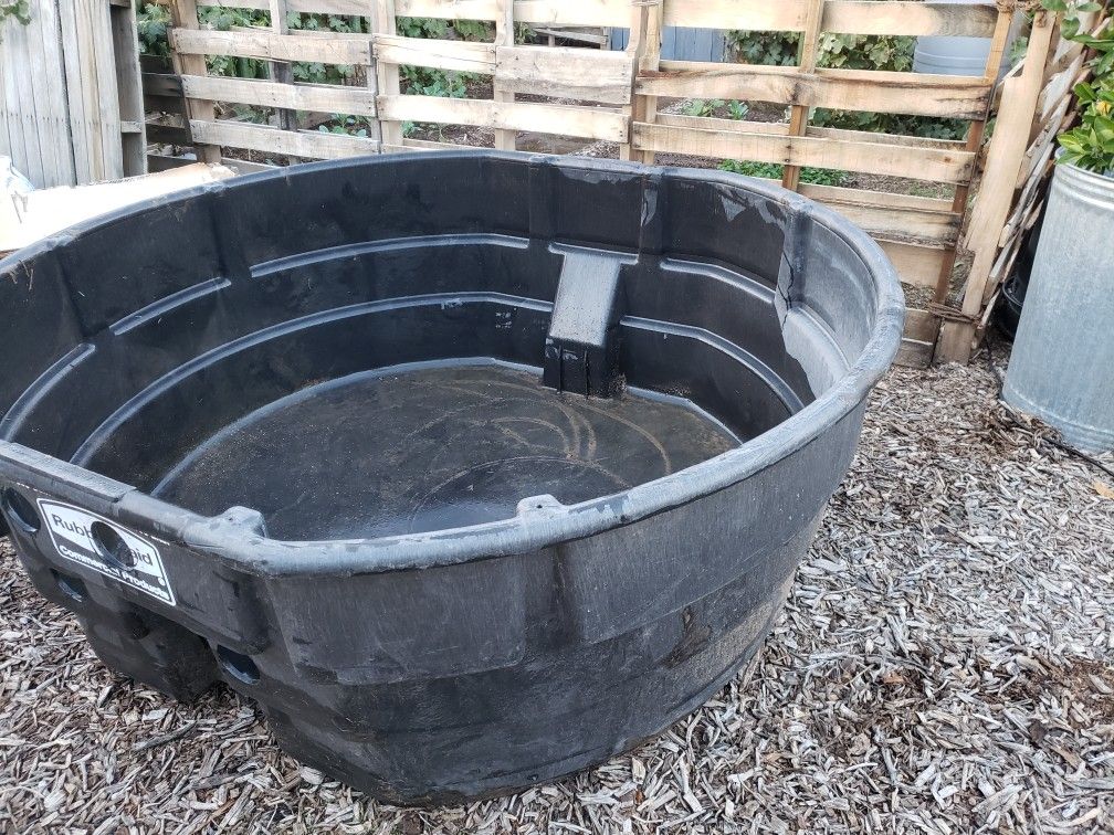 300 gallon Rubbermaid commercial Stock tank for Sale in Phoenix, AZ