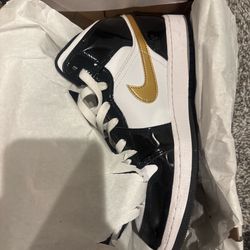 Air jordan mid black size 7y