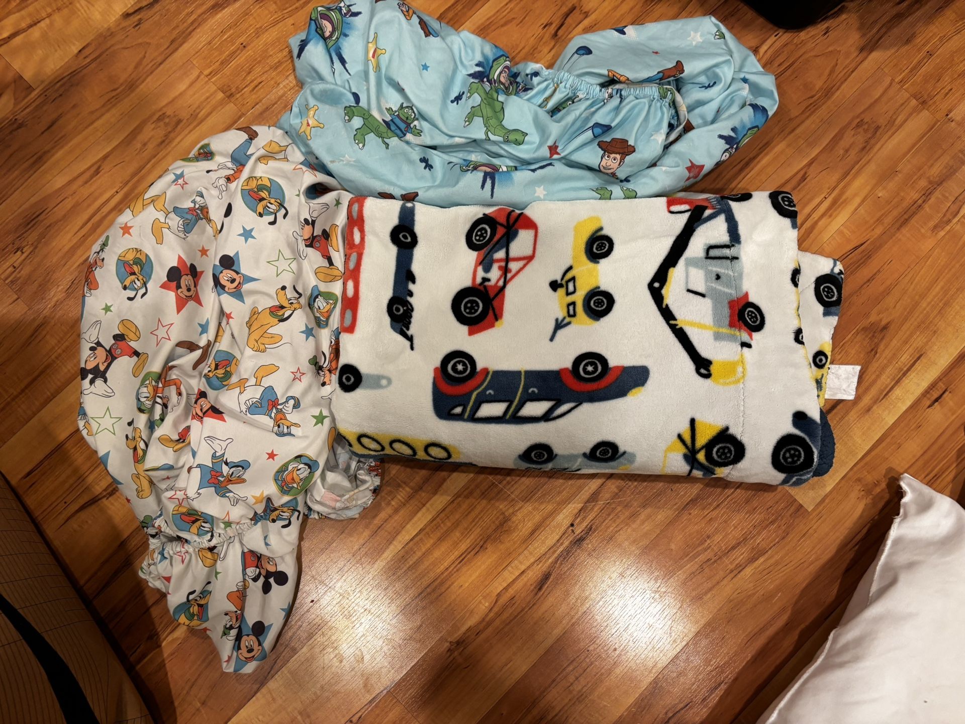 Kids Bedding And Blanket Toddler Bed Sheets. 2 toddler bed sheets and nice warm blanket