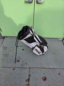 PING Hoofer Vantage Standing Golf Bag 5 Way Nylon Extra Light

Black / White Multiple Pockets