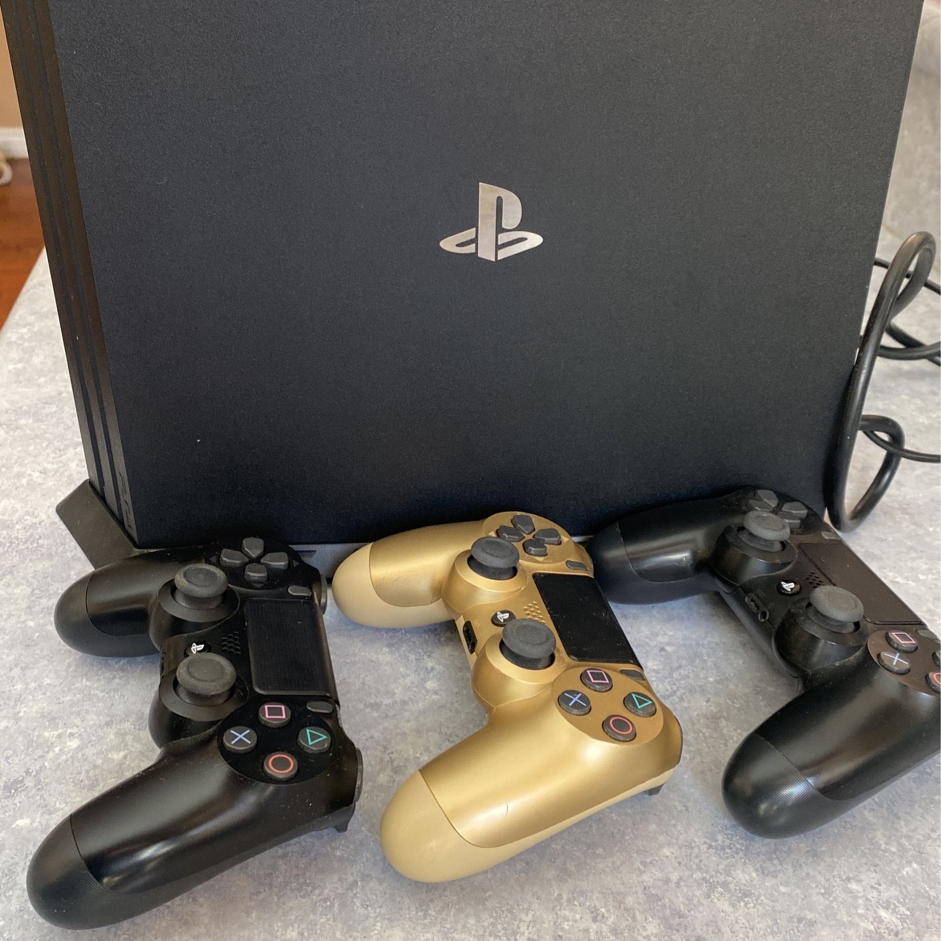 PS4 Pro 1TB + 3 Controllers