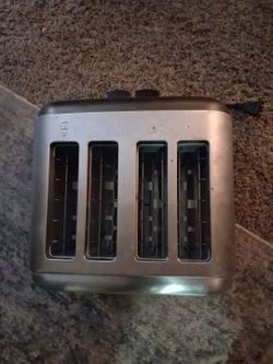 Beautiful modern stainless steel 4 toasst toaster which is very handy