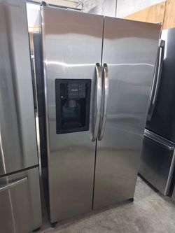 G/E side by side Refrigerator stainless Steel everything works good 📌📌