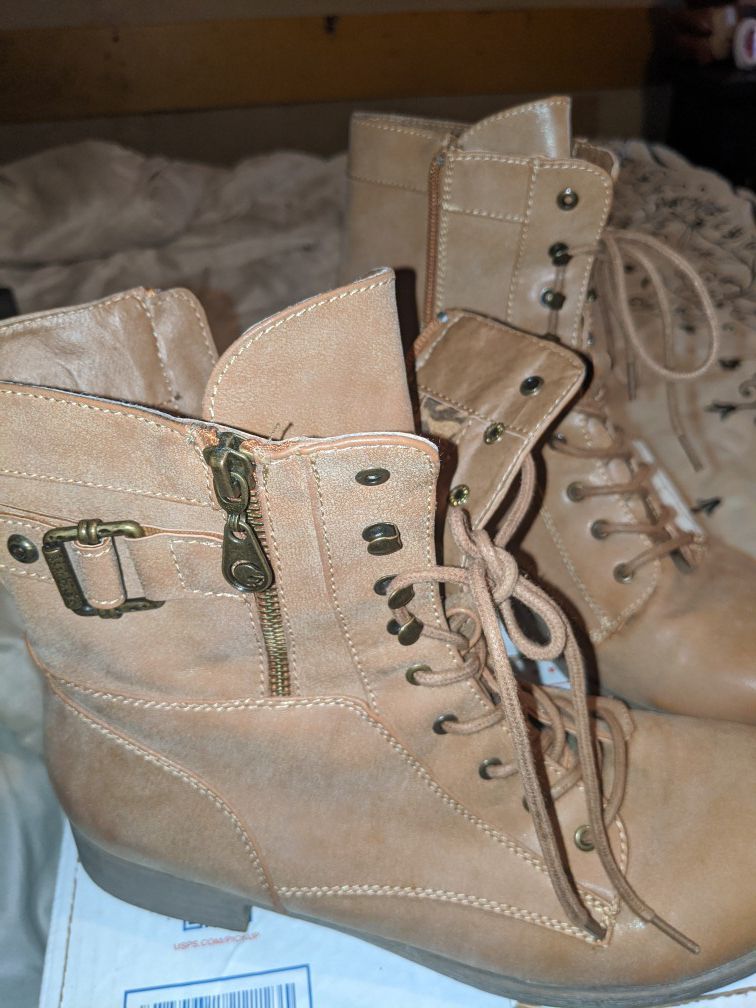 Ladies combat boots