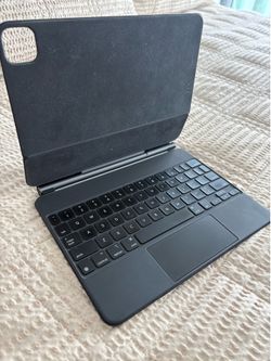 Apple Magic Keyboard 11”