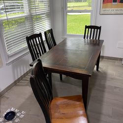 Dining/Kitchen Table With Chairs