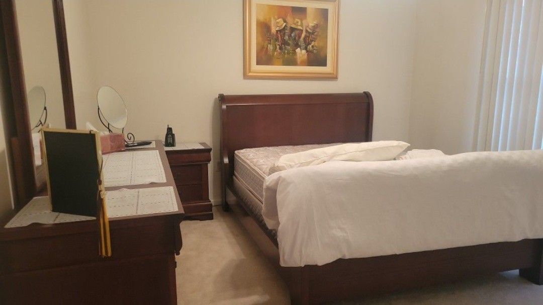 Bedroom Set Excellent Condition Includes Matress Queen Size