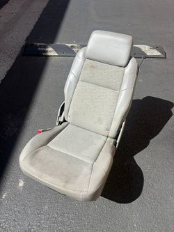 Minivan middle car seat