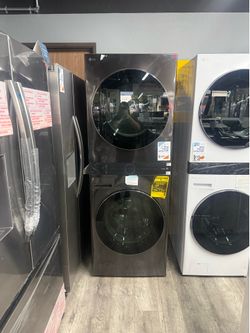 LG - 4.5 Cu. Ft. HE Smart Front Load Washer and 7.4 Cu. Ft. Electric Dryer WashTower with Steam and Built-In Intelligence - Black