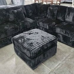 BRAND NEW 4PCS SETCCIONAL WITH OTTOMAN AND ACCENT PILLOWS INCLUDED $549