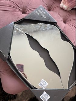 Lips mirror