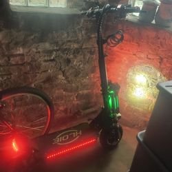 practically a brand new electric scooter goes up to 50 miles an hour I paid $1,200 I'm looking for eight. only has 77 mi on it did not use it much