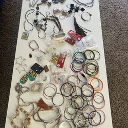 Vintage  jewelry (about 100 Pieces) 