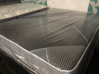 BRAND NEW QUEENS SIZE MATTRESS 