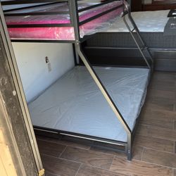 Reduced Price Twin/Full Metal Bunkbed!
