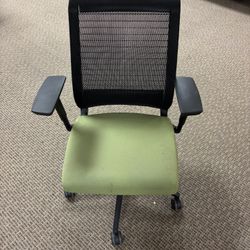  18 Green Office Chairs – Comfortable & Modern