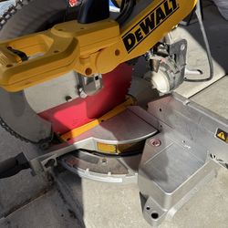 Dewalt 12” more dual bevel miter saw