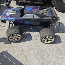 2 RC Cars (Dodge Charger & XXX Main), Traxxas Remotes, Chargers & Parts Lot
