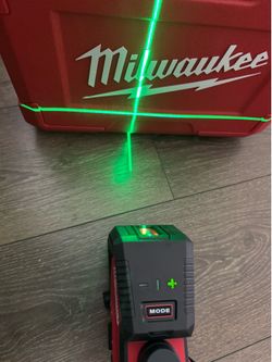 Milwaukee 100 ft. REDLITHIUM Lithium-Ion USB Green Rechargeable Cross Line Laser Level with Charger