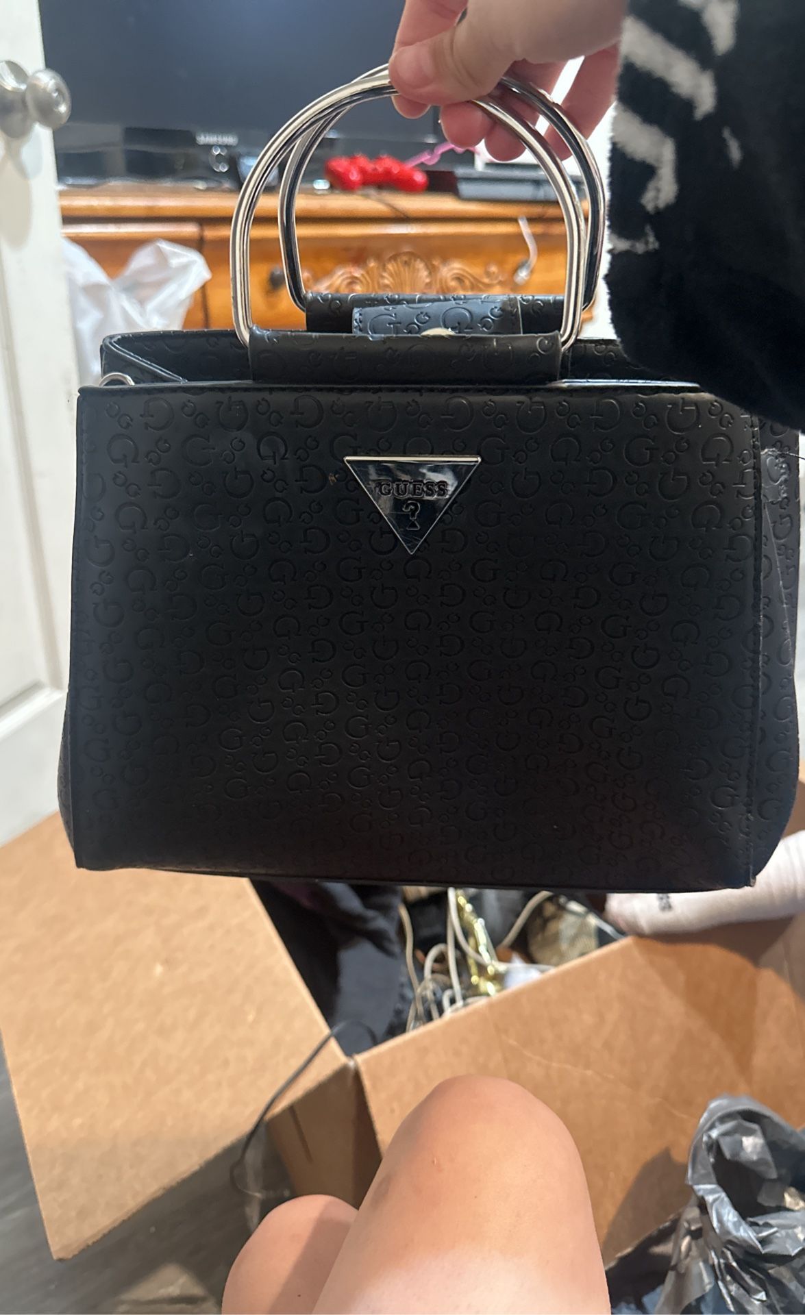 BLACK GUESS PURSE