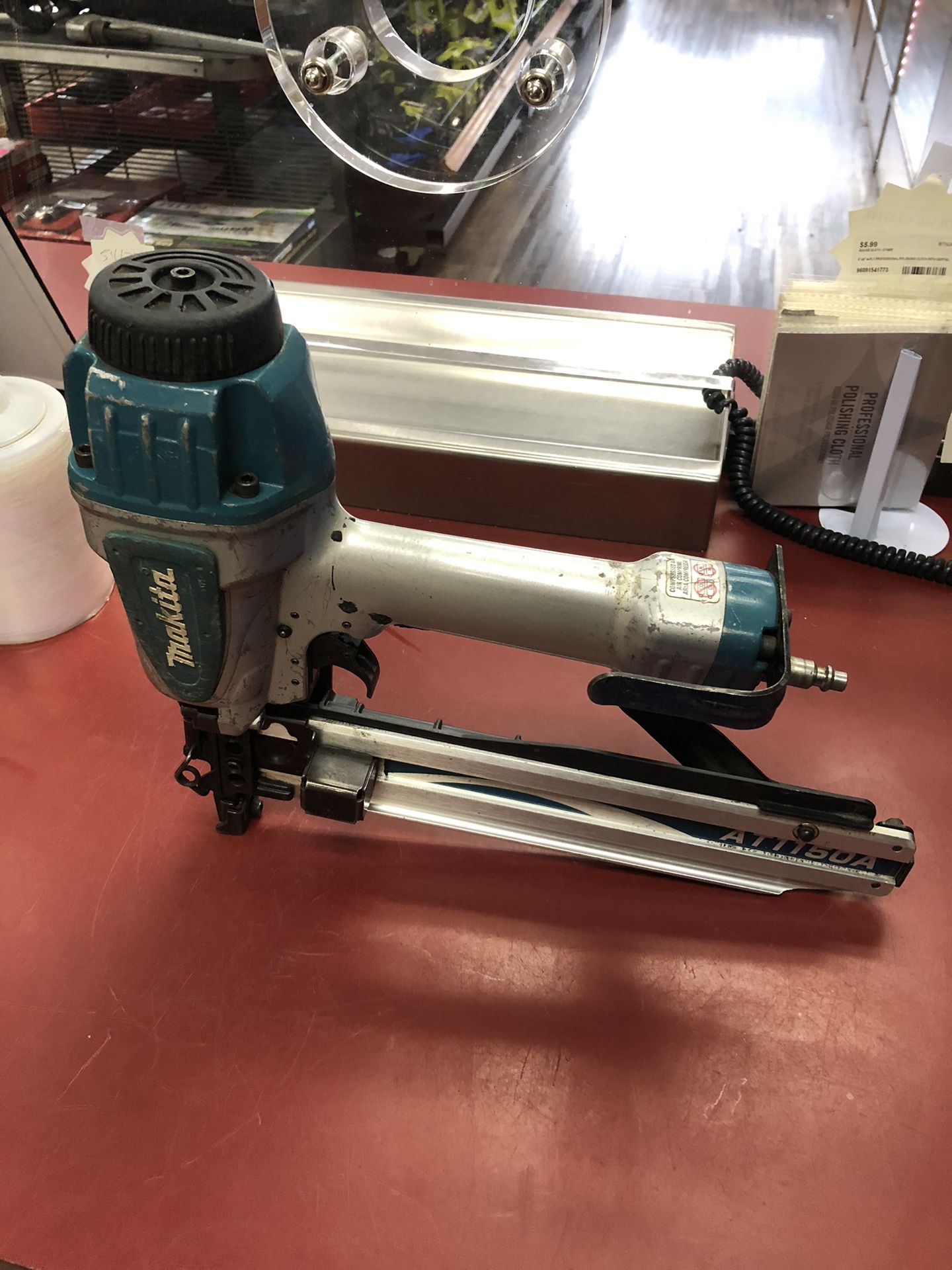 96091 Makita AT1150A 16ga 1/18” Medium Crown Stapler 568758