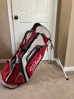 Titleist Golf Bag - zippered pockets, backpack shoulder strap